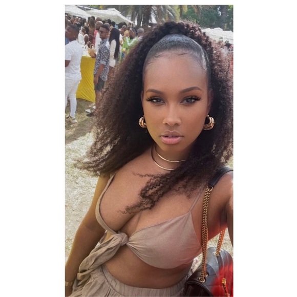 I’m selling this 2 piece skirt set, olive colour as the second pic, worn once - Picture 2 of 2